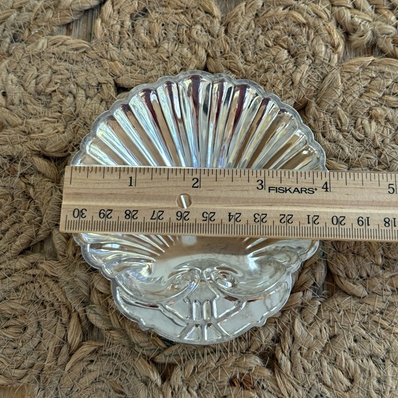 Silver Plated Shell-Shaped Decorative Trinket Dish - Picture 4 of 4